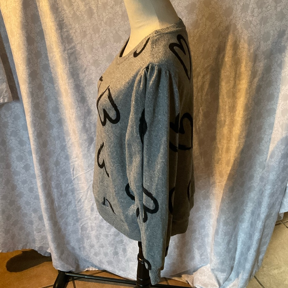 Gray Sweater With Black Heart Pattern - image 2